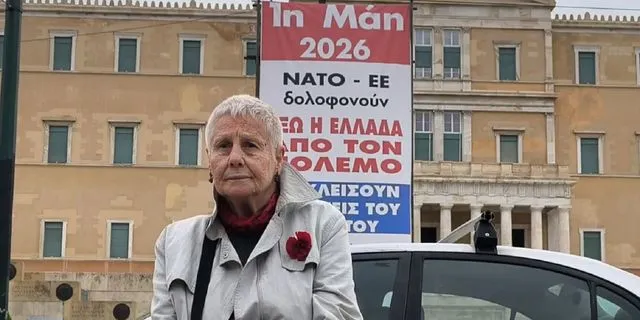“Κάθε Πρωτομαγιά είμαι εδώ για όσους δεν μπορούν” – Η 80χρονη κυρία Όλγα με γαρύφαλλο απέναντι από τη Βουλή
