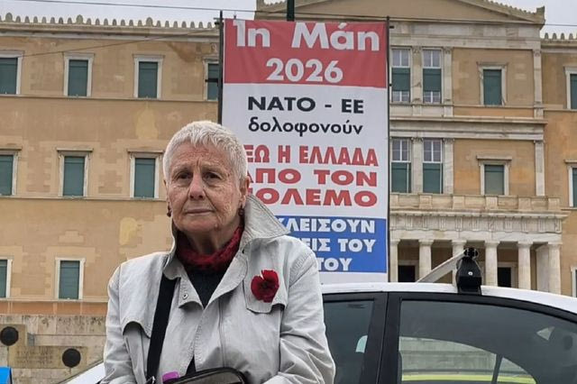 “Κάθε Πρωτομαγιά είμαι εδώ για όσους δεν μπορούν” – Η 80χρονη κυρία Όλγα με γαρύφαλλο απέναντι από τη Βουλή