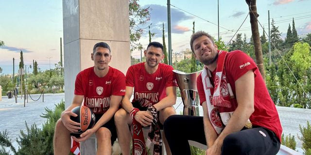 Ολυμπιακός: Η ερυθρόλευκη καλημέρα με Παπανικολάου, Βεζένκοβ, Λαρεντζάκη και την κούπα