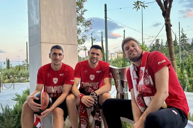 Ολυμπιακός: Η ερυθρόλευκη καλημέρα με Παπανικολάου, Βεζένκοβ, Λαρεντζάκη και την κούπα
