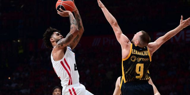 Ολυμπιακός – ΑΕΚ 94-77: Ερυθρόλευκο πάρτι στο κατάμεστο ΣΕΦ και 1-0