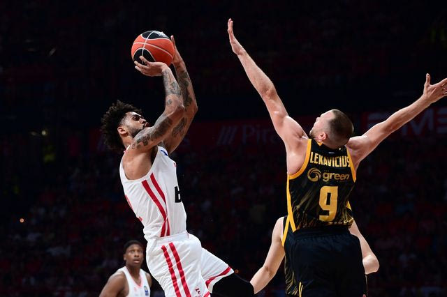 Ολυμπιακός – ΑΕΚ 94-77: Ερυθρόλευκο πάρτι στο κατάμεστο ΣΕΦ και 1-0