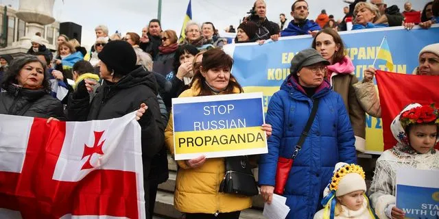 Ουκρανοί της Ελλάδας που ζητούν να σταματήσει η ρωσική προπαγάνδα. Δύσκολα θα συμφωνούσαν μαζί τους Βελόπουλος, ΚΚΕ και Καρυστιανού