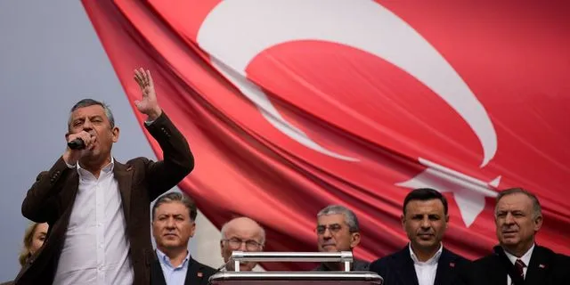 O Οζγκούρ Οζέλ