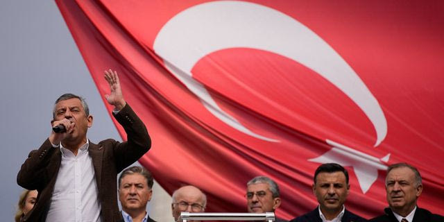 O Οζγκούρ Οζέλ