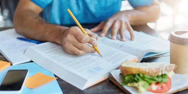 Πανελλήνιες: Ο επιστημονικός οδηγός για να υποστηρίξεις τον εγκέφαλό σου στις εξετάσεις