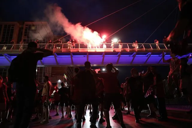EuroLeague Final Four 2026: Έξαλλοι πανηγυρισμοί των οπαδών του Ολυμπιακού μετά την πρόκριση στον τελικό