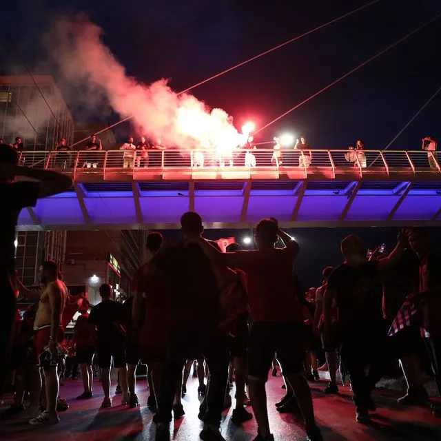 Έξαλλοι πανηγυρισμοί των οπαδών του Ολυμπιακού μετά την πρόκριση στον τελικό