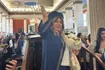 Η Δήμητρα Παπαδοπούλου με το πτυχίο ανά χείρας