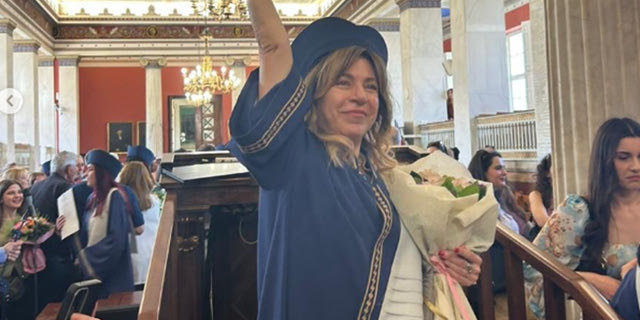 Η Δήμητρα Παπαδοπούλου με το πτυχίο ανά χείρας