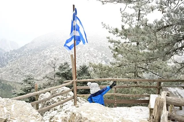 Μάιος με άρωμα… Δεκέμβρη: Στα λευκά η Πάρνηθα με 10 πόντους χιόνι