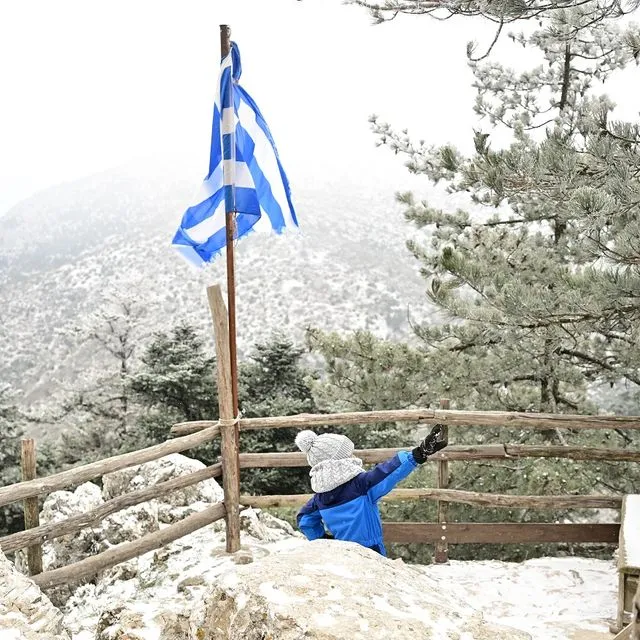 Μάιος με άρωμα… Δεκέμβρη: Στα λευκά Πάρνηθα και Πεντέλη