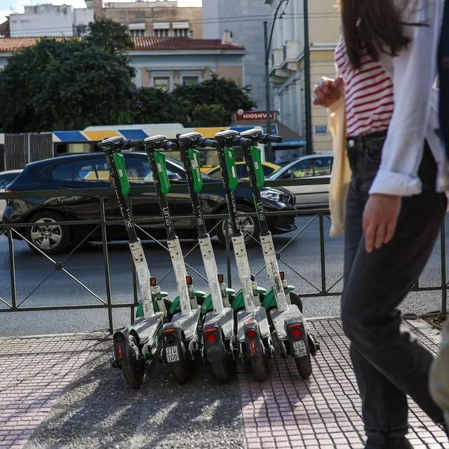 Οι νέοι κανόνες για τα πατίνια στην Αθήνα