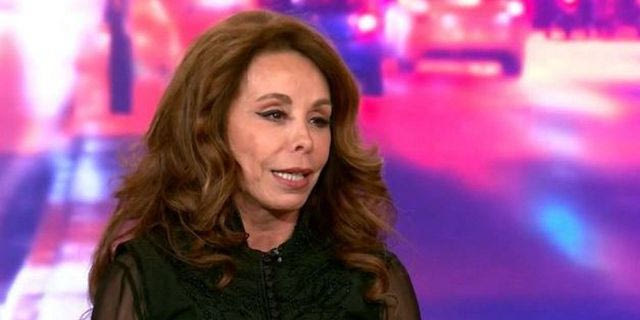 Βούλα Πατουλίδου: “Προσπαθώ να μαλακώσω λίγο την πληγή του ακρωτηριασμού”