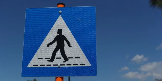 Θεσσαλονίκη: Πινακίδα σήμανσης έπεσε στο κεφάλι γυναίκας και την τραυμάτισε