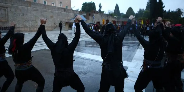 Σύνταγμα: Ο χορός των Ποντίων υπό σφοδρή βροχή – Κορυφώθηκαν οι εκδηλώσεις μνήμης