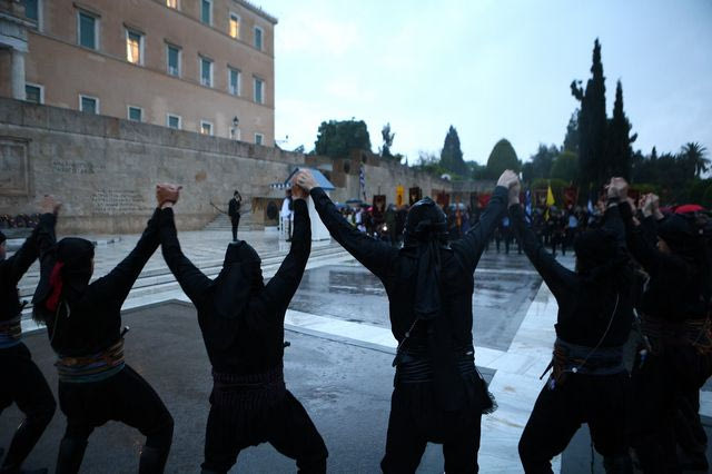Σύνταγμα: Ο χορός των Ποντίων υπό σφοδρή βροχή – Κορυφώθηκαν οι εκδηλώσεις μνήμης