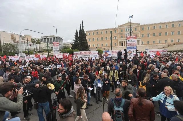 Πρωτομαγιά: Πλήθος διαδηλωτών στο κέντρο παρά την κακοκαιρία