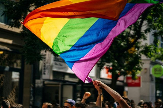 Το heteroEXιλέωcis επιστρέφει με νταλκά και εξιλέωση