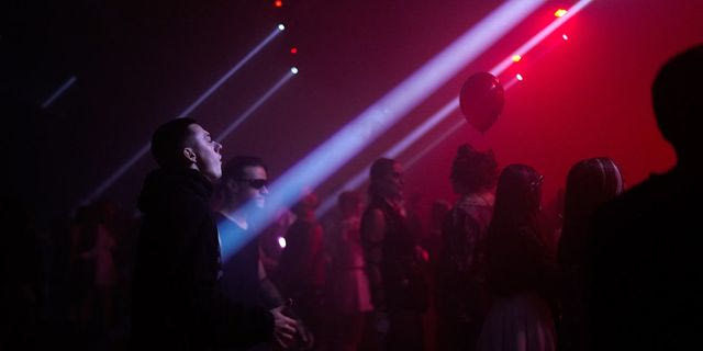 Γαλλία: Στήθηκε παράνομο rave σε πεδίο βολής – Χιλιάδες χόρευαν δίπλα σε μη εκραγέντα πυρομαχικά
