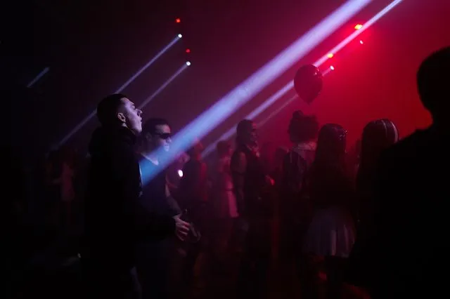 Γαλλία: Στήθηκε παράνομο rave σε πεδίο βολής – Χιλιάδες χόρευαν δίπλα σε μη εκραγέντα πυρομαχικά