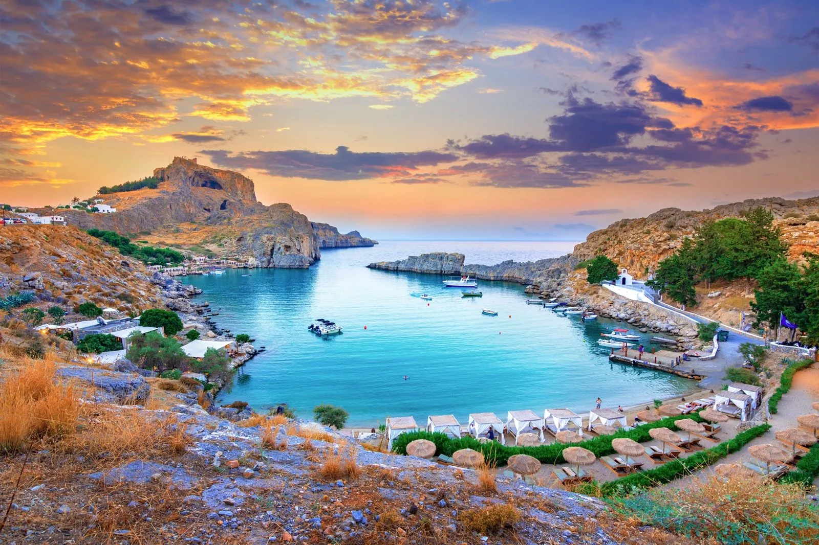 Πανοραμική θέα στον κόλπο του Αγίου Παύλου με την ακρόπολη της Λίνδου στο βάθος
