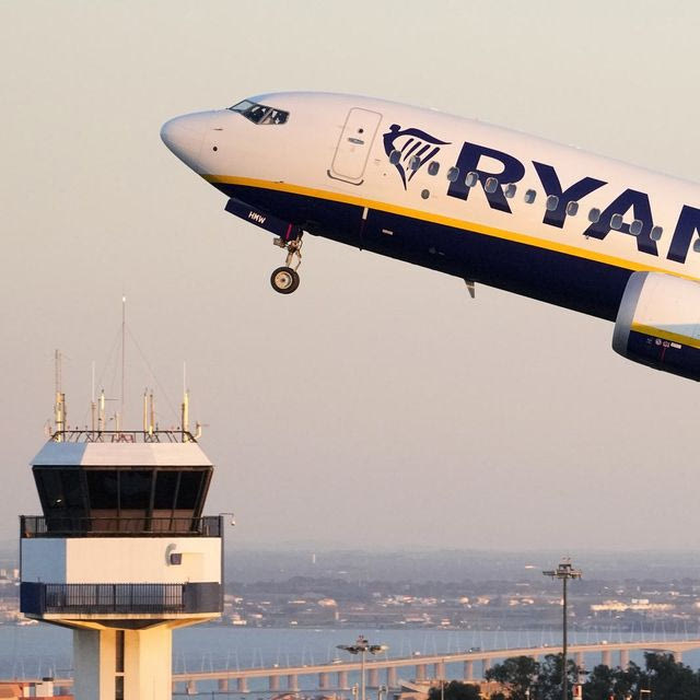Ατύχημα Ryanair: “Λιποθύμησε τρεις φορές” λέει η σύζυγος του επιβάτη που σφήνωσε στο παράθυρο