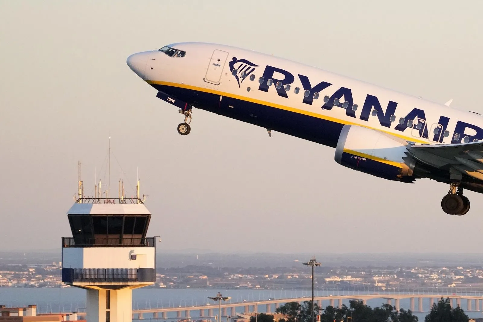 Φεύγει από τη Θεσσαλονίκη η Ryanair - Η ενημέρωση στους εργαζόμενους