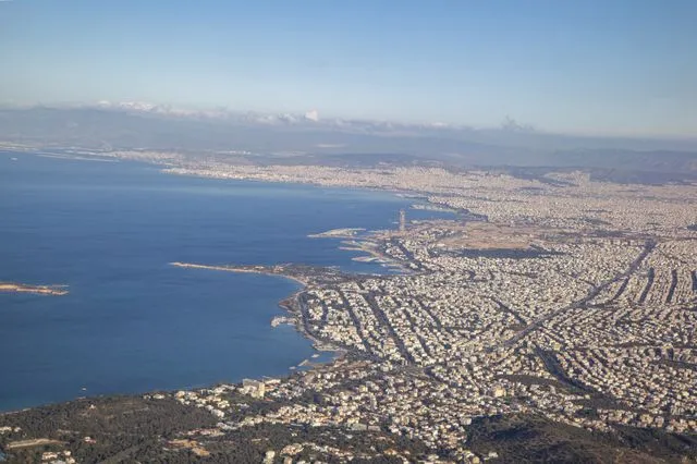 Κίνδυνος έκρηξης στον Σαρωνικό: Το "επικίνδυνο μείγμα" στο βυθό και οι ακατάλληλες παραλίες για βουτιές