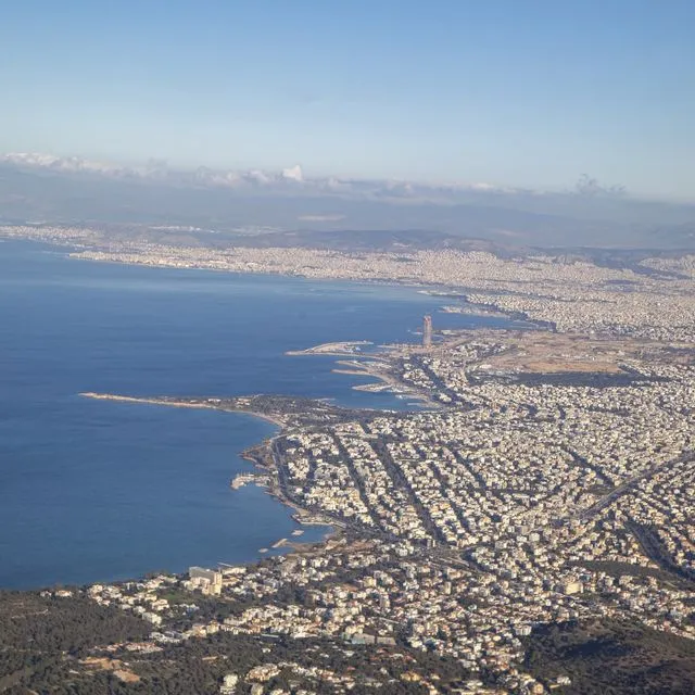 Κίνδυνος έκρηξης στον Σαρωνικό: Το “επικίνδυνο μείγμα” στο βυθό και οι ακατάλληλες παραλίες