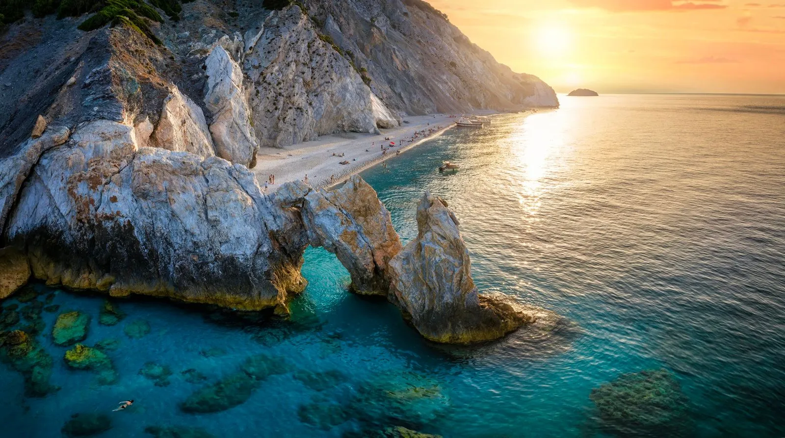 Η παραλία Λαλάρια στη Σκιάθο