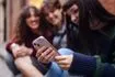 “Καμπανάκι” γιατρών: “Τα social media είναι εξίσου επιβλαβή με το κάπνισμα για τα παιδιά”