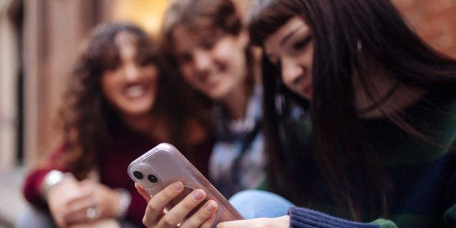 “Καμπανάκι” γιατρών: “Τα social media είναι εξίσου επιβλαβή με το κάπνισμα για τα παιδιά”