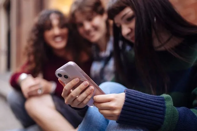 “Καμπανάκι” γιατρών: “Τα social media είναι εξίσου επιβλαβή με το κάπνισμα για τα παιδιά”