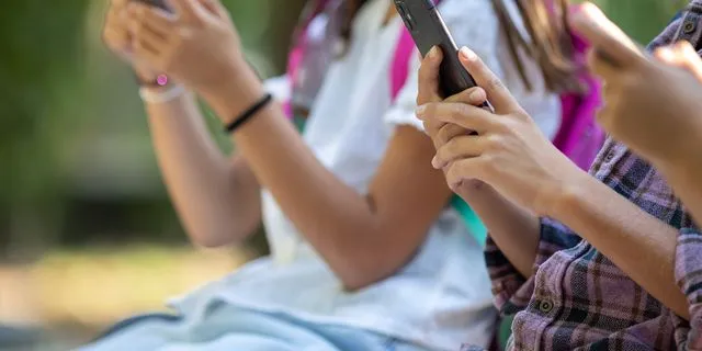25 οργανώσεις κατά της απαγόρευσης social media σε ανηλίκους – Επιστολή στον πρωθυπουργό