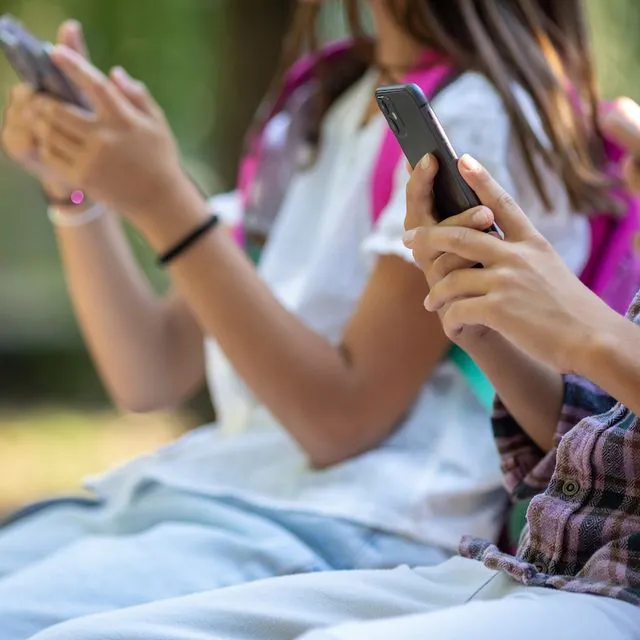 25 οργανώσεις κατά της απαγόρευσης social media σε ανηλίκους – Επιστολή στον πρωθυπουργό