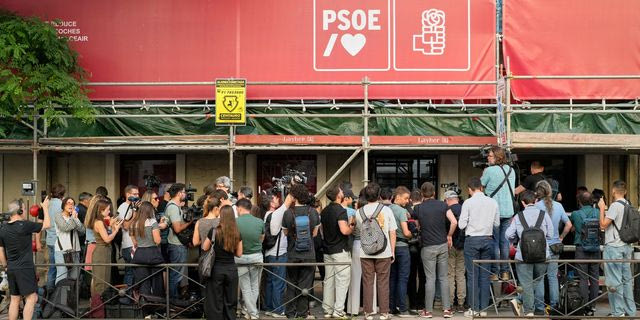 Ισπανία: Η Αριστερά πιέζει τους Σοσιαλιστές: “Δώστε εξηγήσεις και πάψτε να είστε βάρος”