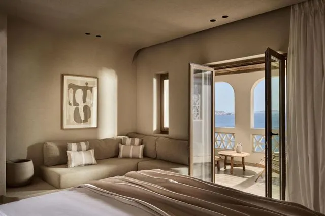 Ενισχύεται η συνεργασία μεταξύ Bain Capital και SWOT Hospitality, με τη διαχείριση και στρατηγική τοποθέτηση του OMEON Mykonos