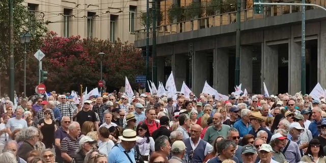 “Δεν φτάνει ούτε για δέκα ημέρες η σύνταξη” – Μεγάλη κινητοποίηση συνταξιούχων στην Αθήνα