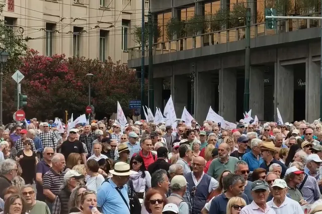 “Δεν φτάνει ούτε για δέκα ημέρες η σύνταξη” – Μεγάλη κινητοποίηση συνταξιούχων στην Αθήνα