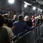 Πανζουρλισμός στο T-Center: Δεν χωράνε στους διαδρόμους οι δημοσιογράφοι