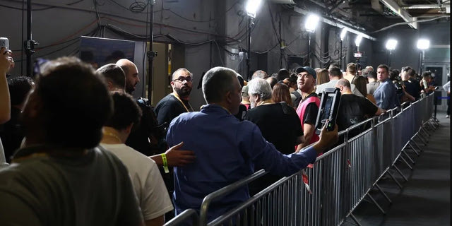 Πανζουρλισμός στο T-Center: Δεν χωράνε στους διαδρόμους οι δημοσιογράφοι
