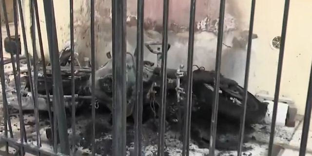 Θεσσαλονίκη: Φωτιά σε μοτοποδήλατο επεκτάθηκε σε διαμέρισμα και δύο ΙΧ