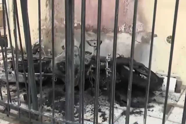 Θεσσαλονίκη: Φωτιά σε μοτοποδήλατο επεκτάθηκε σε διαμέρισμα και δύο ΙΧ