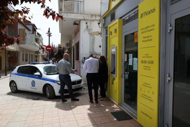 Συνελήφθησαν 8 άτομα για τη ληστεία σε τράπεζα στην Τιθορέα