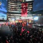 Υποστηρικτές του CHP έξω από τα γραφεία του κόμματος στην Άγκυρα