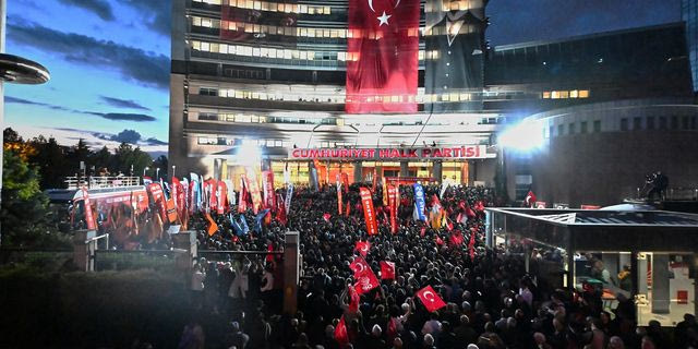 Υποστηρικτές του CHP έξω από τα γραφεία του κόμματος στην Άγκυρα