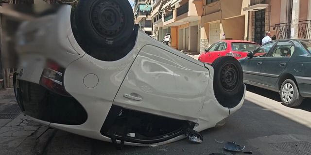 Τροχαίο με ανατροπή αυτοκινήτου στην Καλλίπολη – Κλειστή η οδός Ζαΐμη