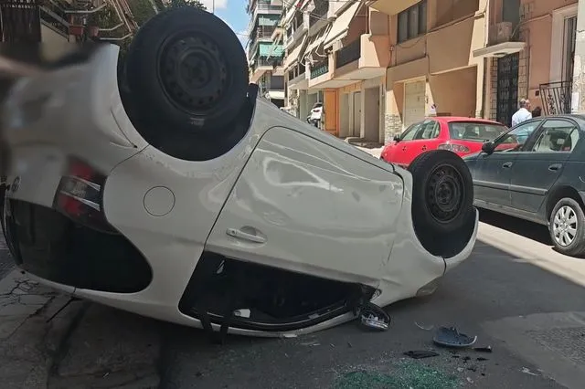 Τροχαίο με ανατροπή αυτοκινήτου στην Καλλίπολη – Κλειστή η οδός Ζαΐμη