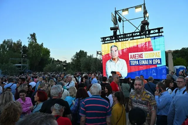 Ο Αλέξης Τσίπρας παρουσιάζει το νέο κόμμα - Συνθήματα από τον κόσμο στο Θησείο